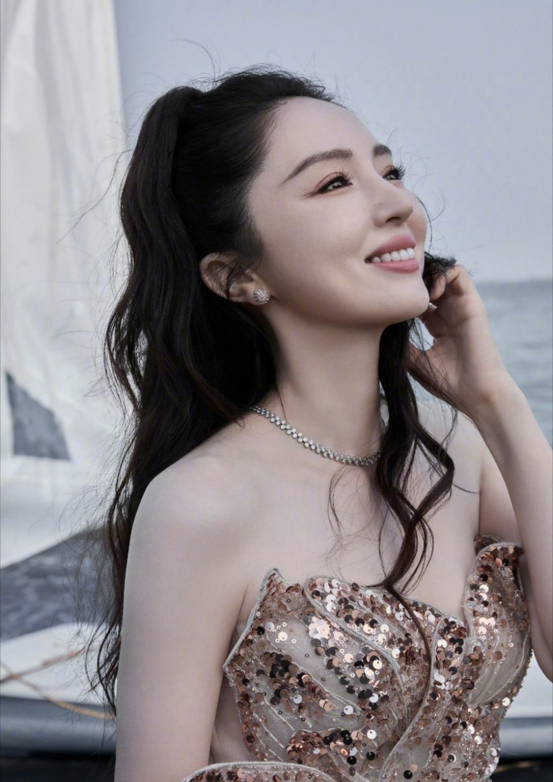 澳门黑沙滩的风景+姐姐的美貌，这组合绝了，董璇每一张都好惊艳!