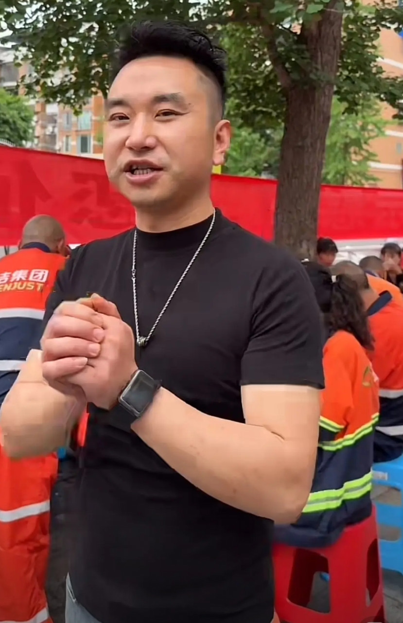 荣昌火锅店老板：“今天坐了70多桌！”这个穿着黑色T恤的小伙子，就是荣昌请