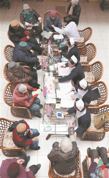 江苏苏州:送医上门关爱老人