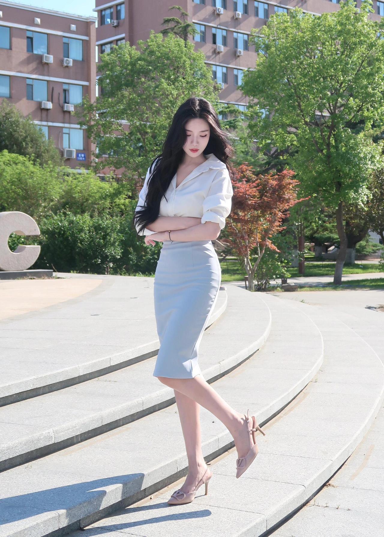 职场秘书裙子穿搭一件奶蓝色半裙搭配白色衬衣加上一双高跟鞋修身显瘦显身材，把