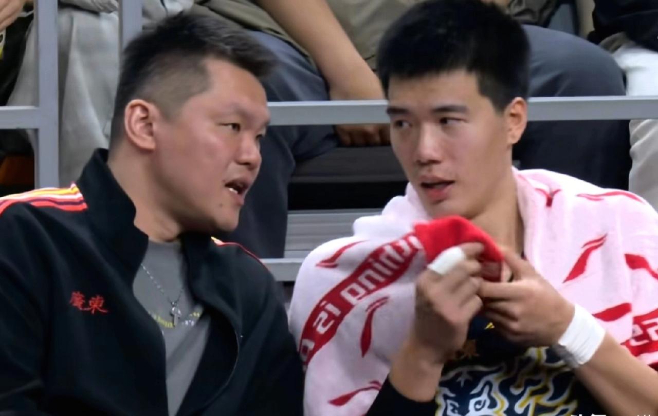朱芳雨一脸凝重，感到非常失望！昨晚，广东队以97-94击败了广州队，从而收获了