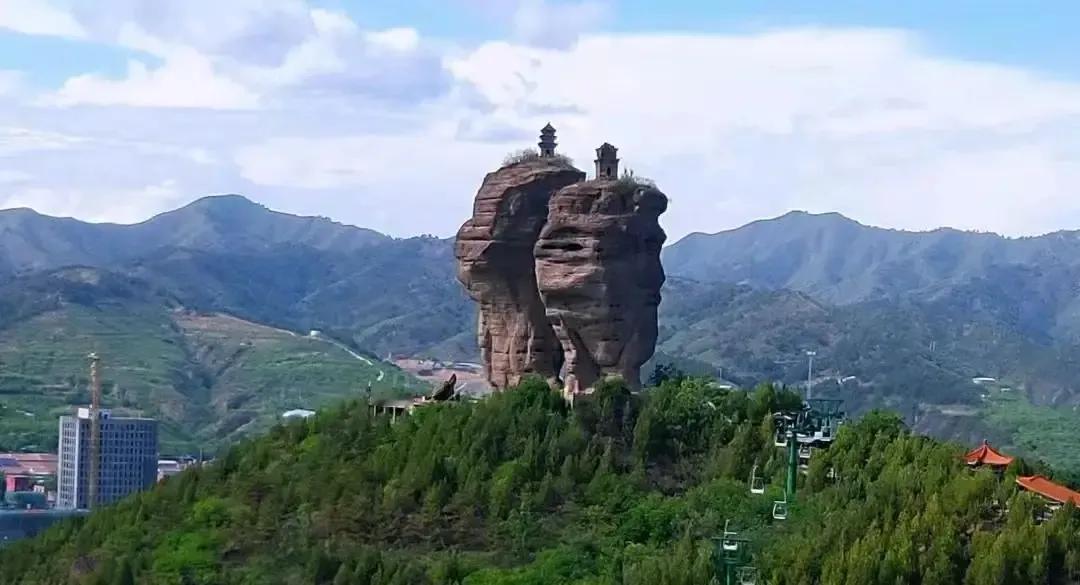 这是位于河北承德区域的双塔山这里现在己经是一个国家4A级旅游景区了，离承德避暑