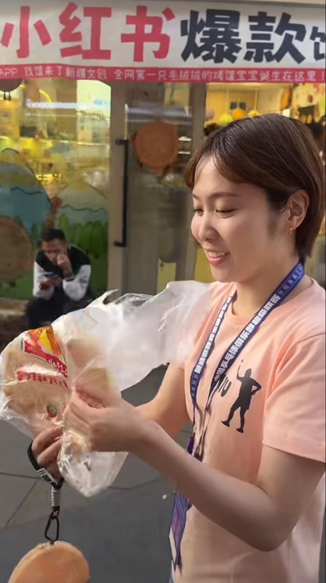 平野美宇这是在新疆旅游了。乒超第三阶段的比赛结束了，张成教练带着平野美宇在新疆
