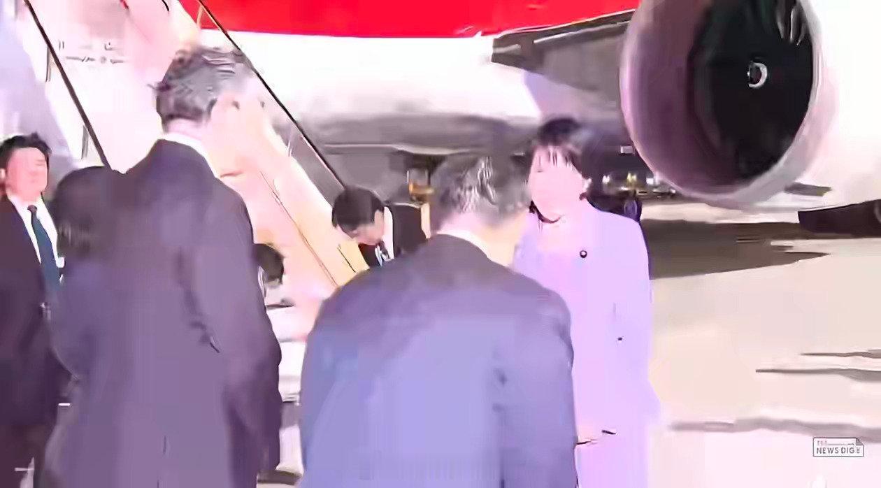 高市早苗到美国，没几个人接机。连美国白宫的官员都没到。但她依然举手挥动，拍完照片后，悻悻地走下舷梯。
