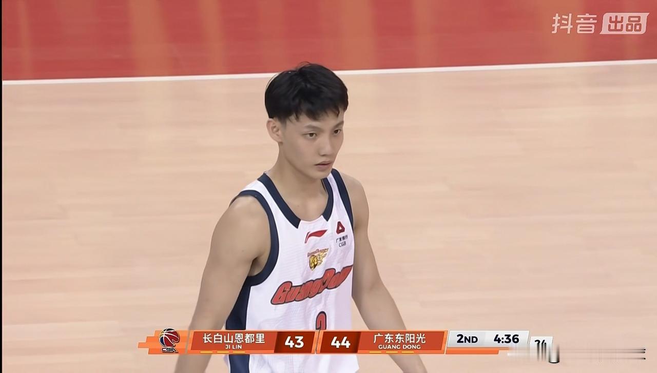 广东东阳光超级球星徐杰终于恢复正常了！在今天广东东阳光客场挑战长白山恩都里的比赛