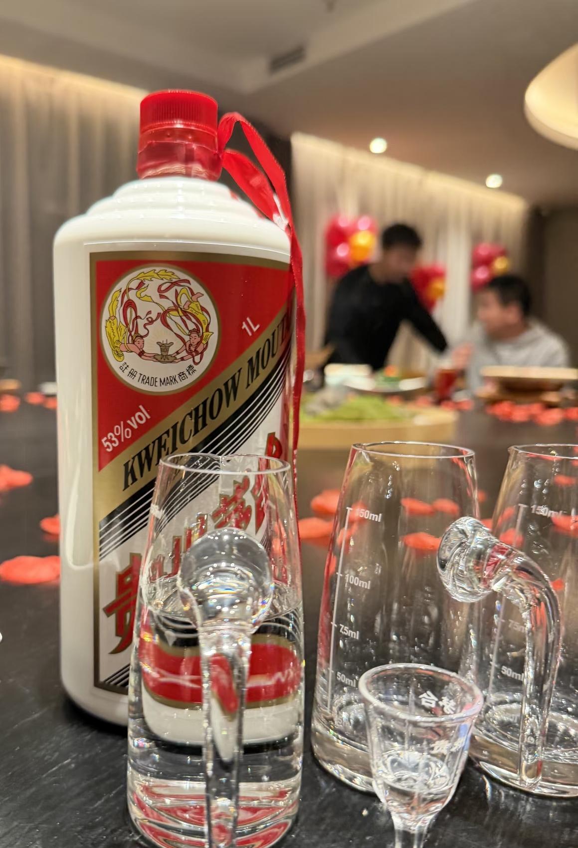 今年中秋白酒战况：茅台最稳，五粮液还能扛，国窖有压力，水井坊难卖。1.贵