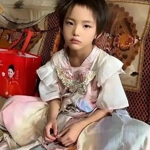 近日，云南昆明，一医生给留守儿童就诊时，无意间发现一小女孩容貌惊为天人，和她所处