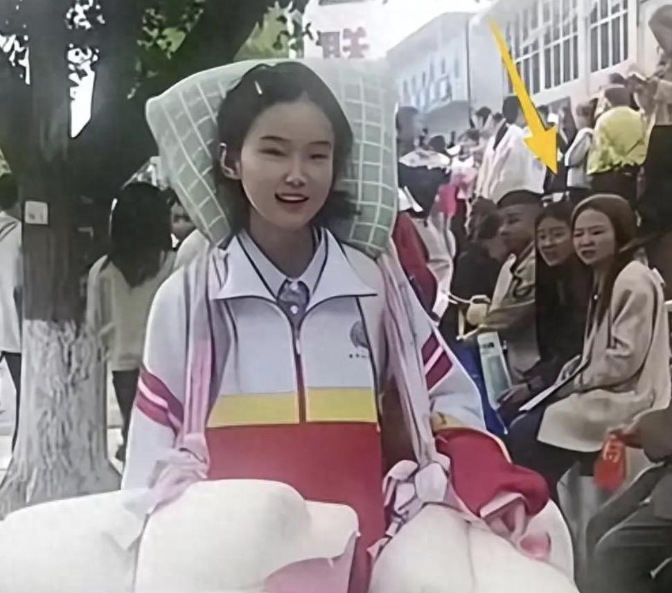 还记得独自扛被褥走出考场的女孩吗？她瘦瘦小小的，身上穿着校服，脖子横跨着捆好的厚
