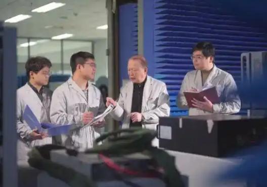 国家最高科学技术奖得主向世界宣告，中国雷达技术可以发现8000公里外目标。 