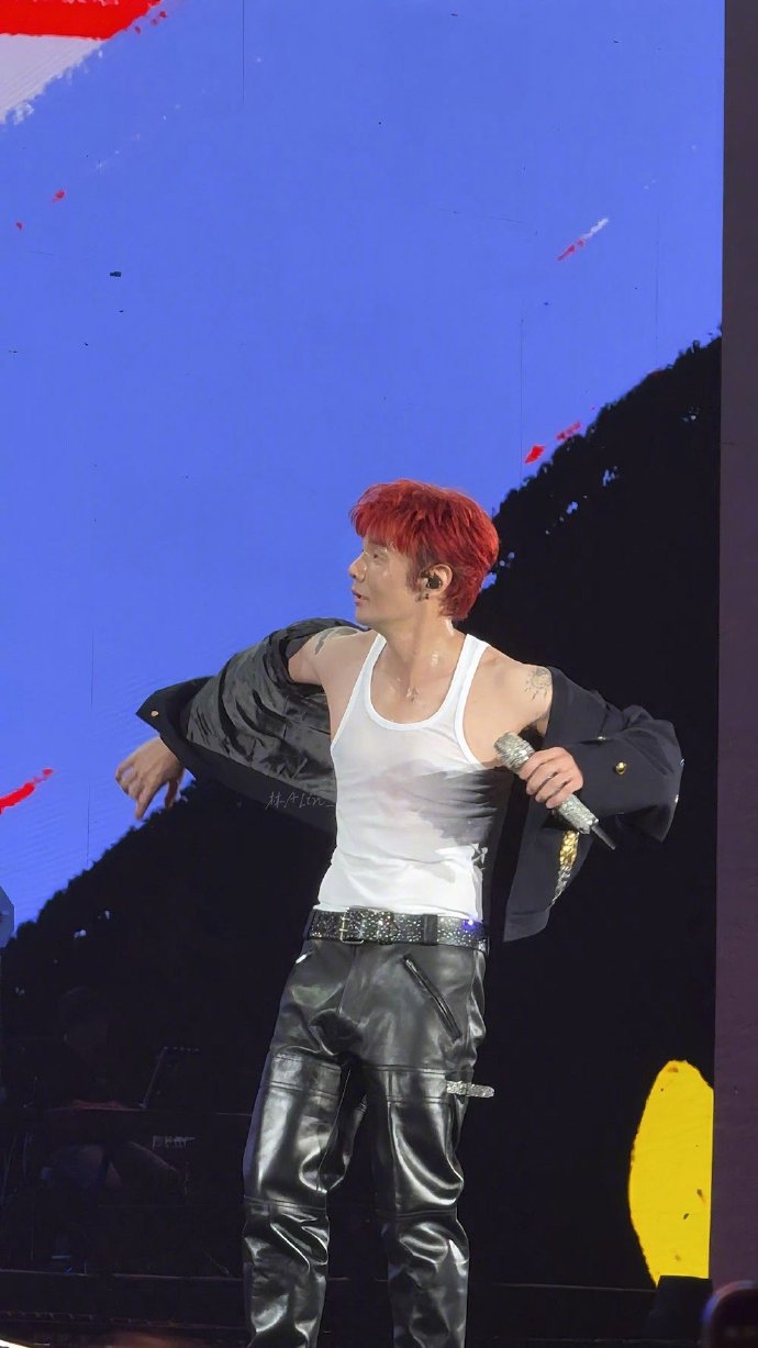 李荣浩的瘦，是“科学+狠劲”的硬核产物。他早就分享过详细方案，连深夜饥饿怎么熬都