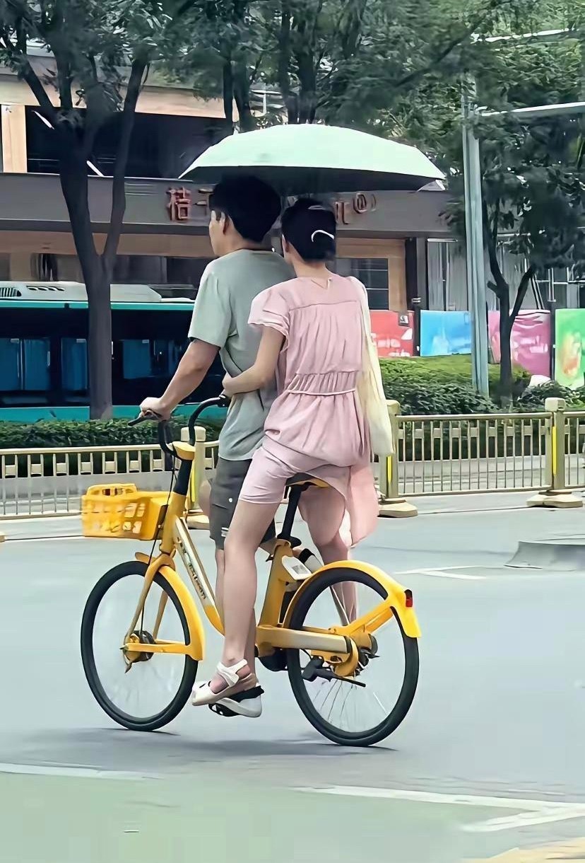 这俩人穷疯了吧？连共享单车都不舍得多扫一辆