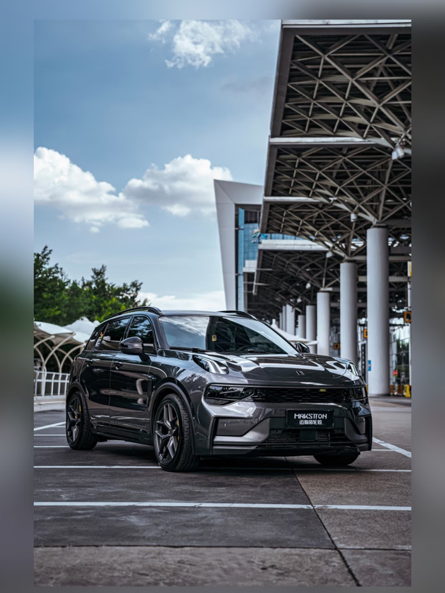 领克01倒饬捯饬还是挺帅的出新款的时候，车灯应该也会改一下吧。