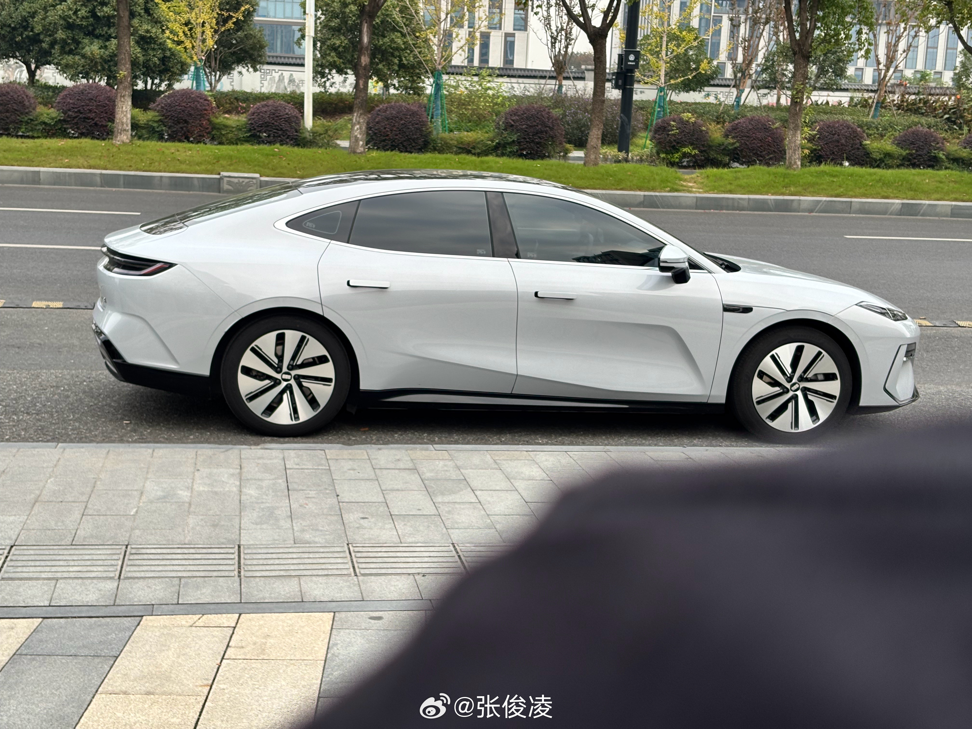 这么久了还是会一步三回头看这个线条[doge]​​​