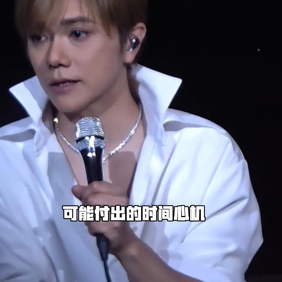张敬轩哭了！！！7月24日，张敬轩在澳门新濠影汇综艺馆举行《UNPLUGGED