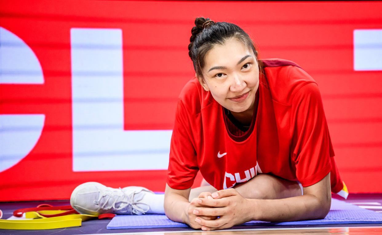 女篮韩旭今天下午有比赛，别错过！韩旭的队友泰根·格雷厄姆，在主场赛后的一次采