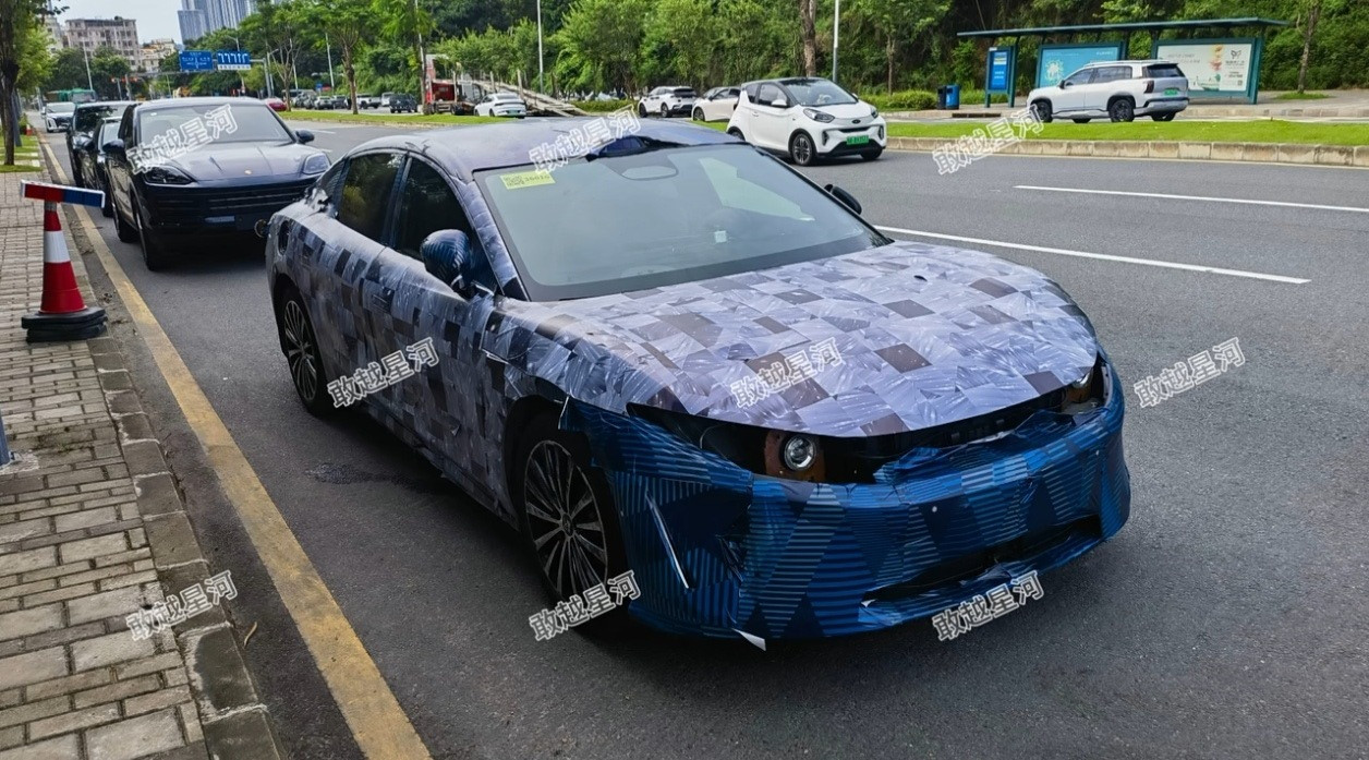 比亚迪品牌旗舰轿车，不知道会不会是汉家族的车型，叫啥？汉Ultra？[捂脸哭]​