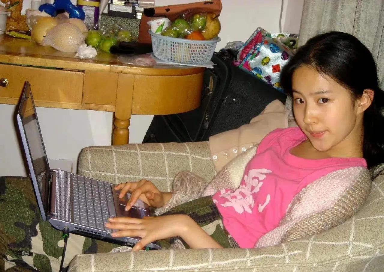 2002年，年仅15岁的刘亦菲在家拍摄了一张生活照，清纯灵动的气质令人惊艳。然而