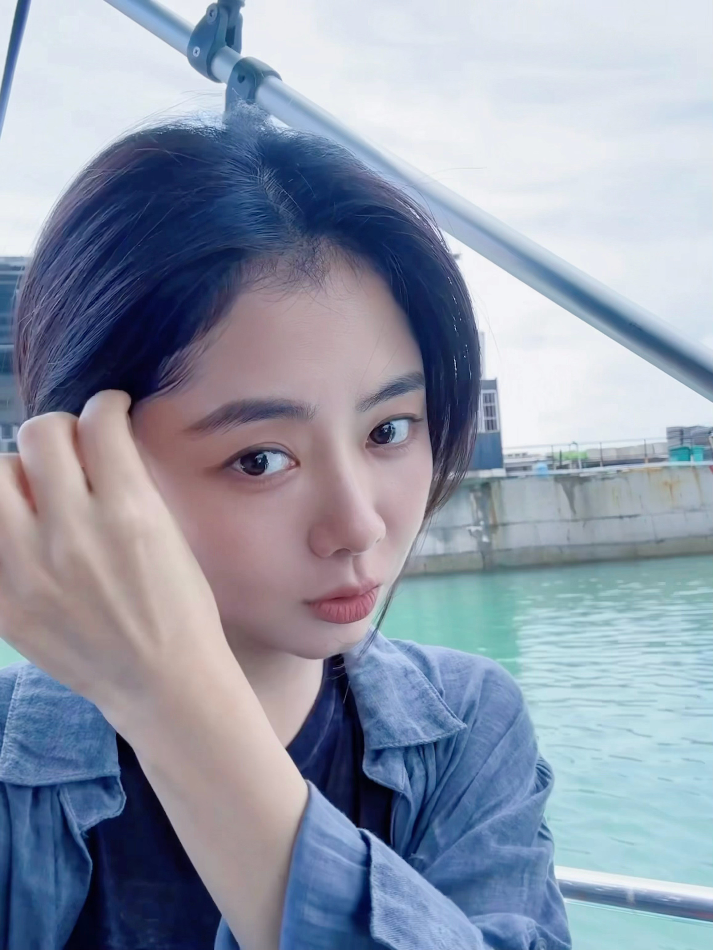 谭松韵“走咯～”小贴这里还有万年小树杈✌️的两小姐自拍任由海风吹乱发丝拂过面庞