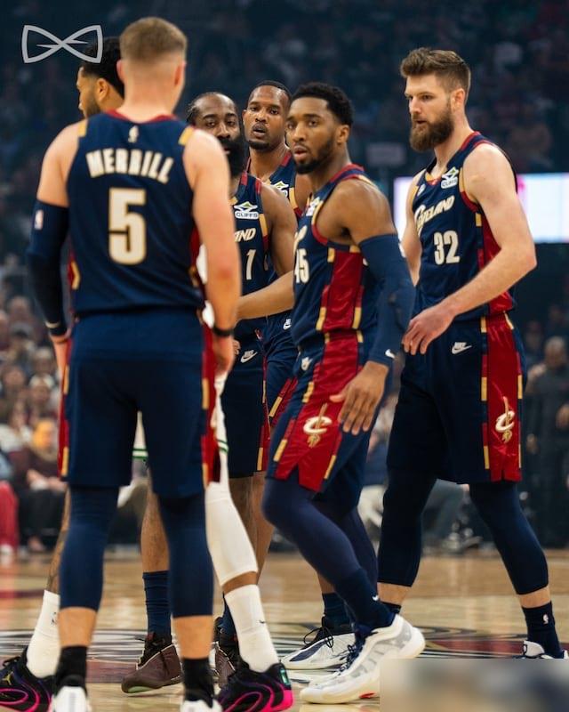 哈登只拿17分，正负值+27却打爆全场。赛后一看数据单，17分7板7助，是