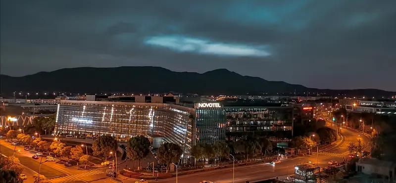 你见过最惨的韭菜什么样？我认识一个股友，去年新能源正火的时候，32块冲进去两万股