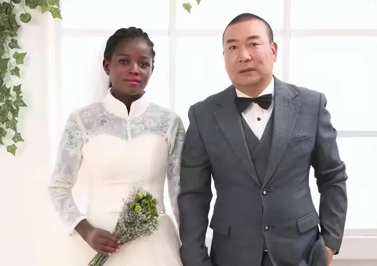 2017年，47岁的中国男子对18岁的非洲女孩说：“可以做我老婆吗？”哪知道，女