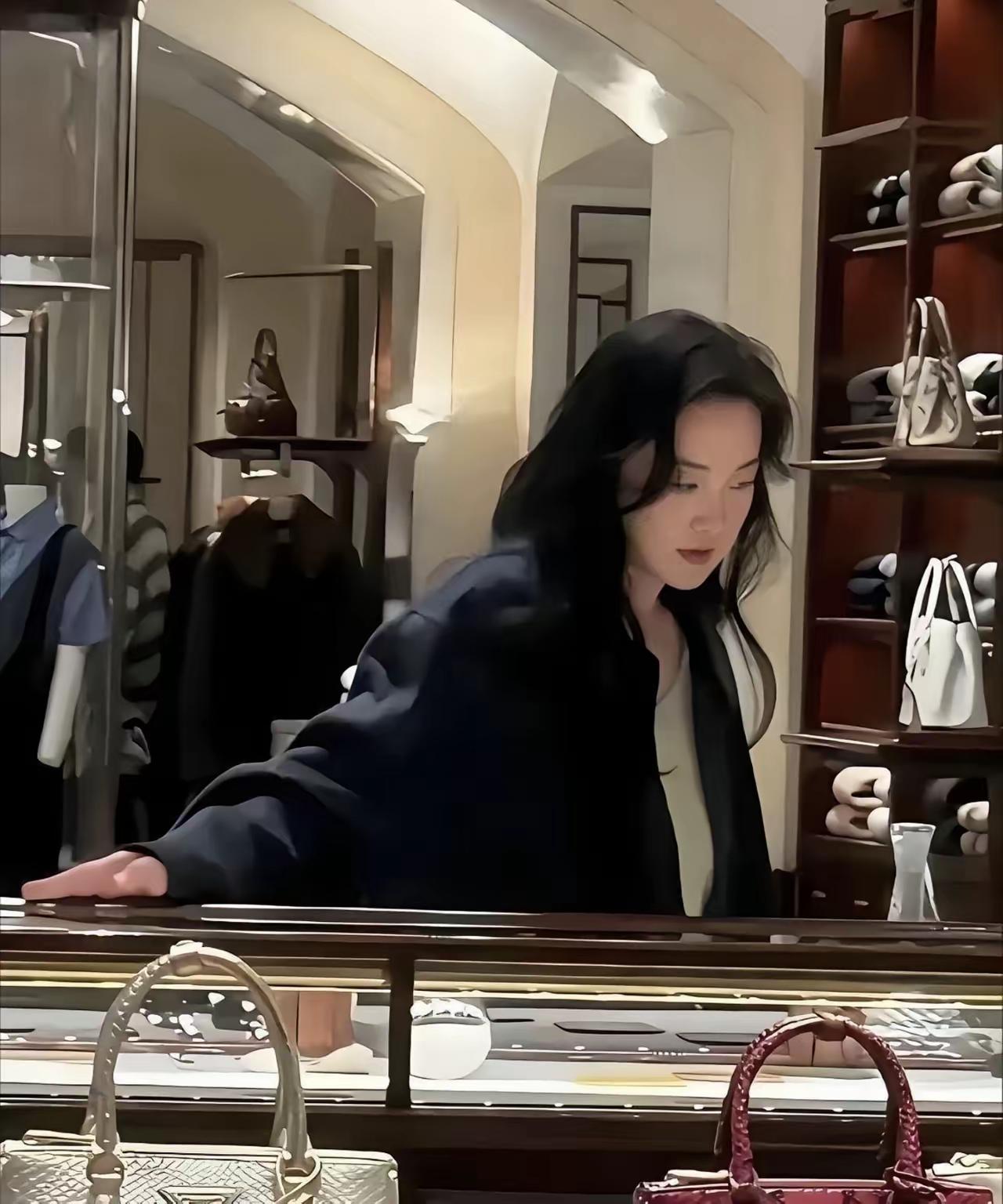 贾玲现在是完完全全的做自己了，不会因为网友喜欢胖的贾玲而变胖了。也是谁会喜欢胖的