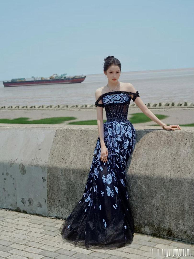 关晓彤这次造型师选得太到位，整套造型氛围感拉满，颜值直接美出新高度。