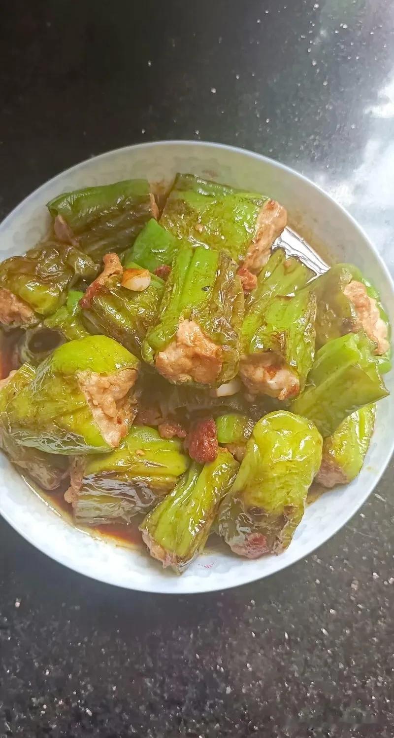 酿青椒，我喜欢做糖醋口的。买上好的梅条肉，把肉馅调好塞进辣椒里面，然后把辣
