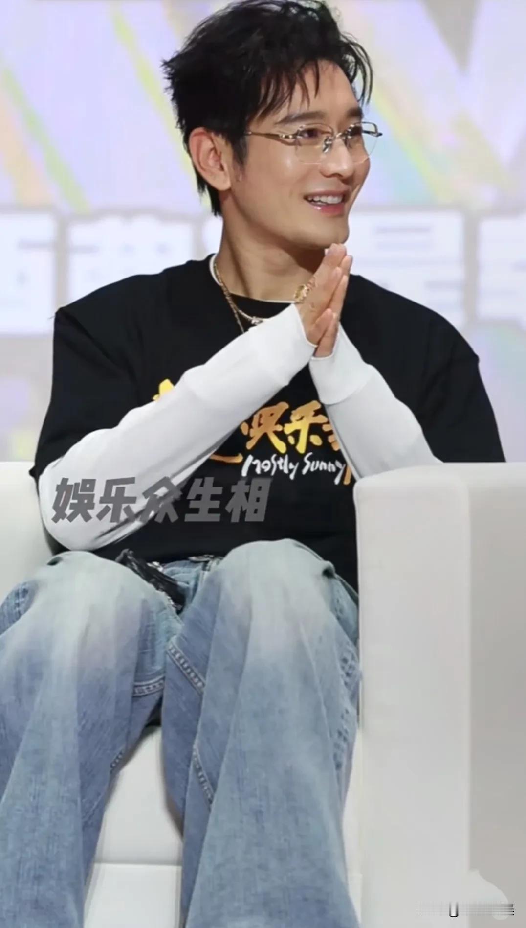 黄晓明这是吃了回春丹吗？越来越年轻了，这不妥妥的逆生长嘛！黄晓明出席新剧的宣传
