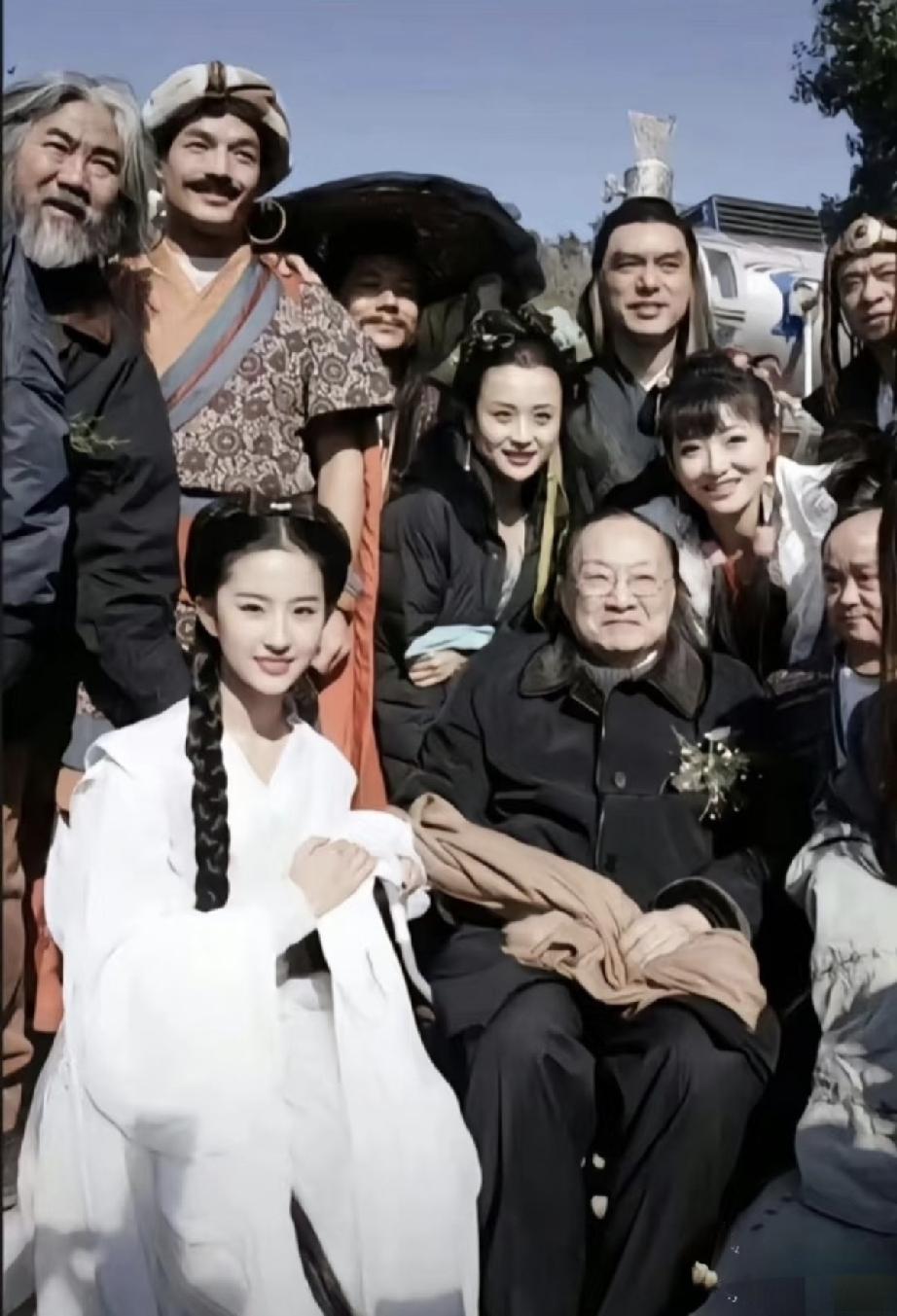 2005年，金庸看望张纪中版《神雕侠侣》剧组演员留下的合影。一身白衣、仙气飘飘