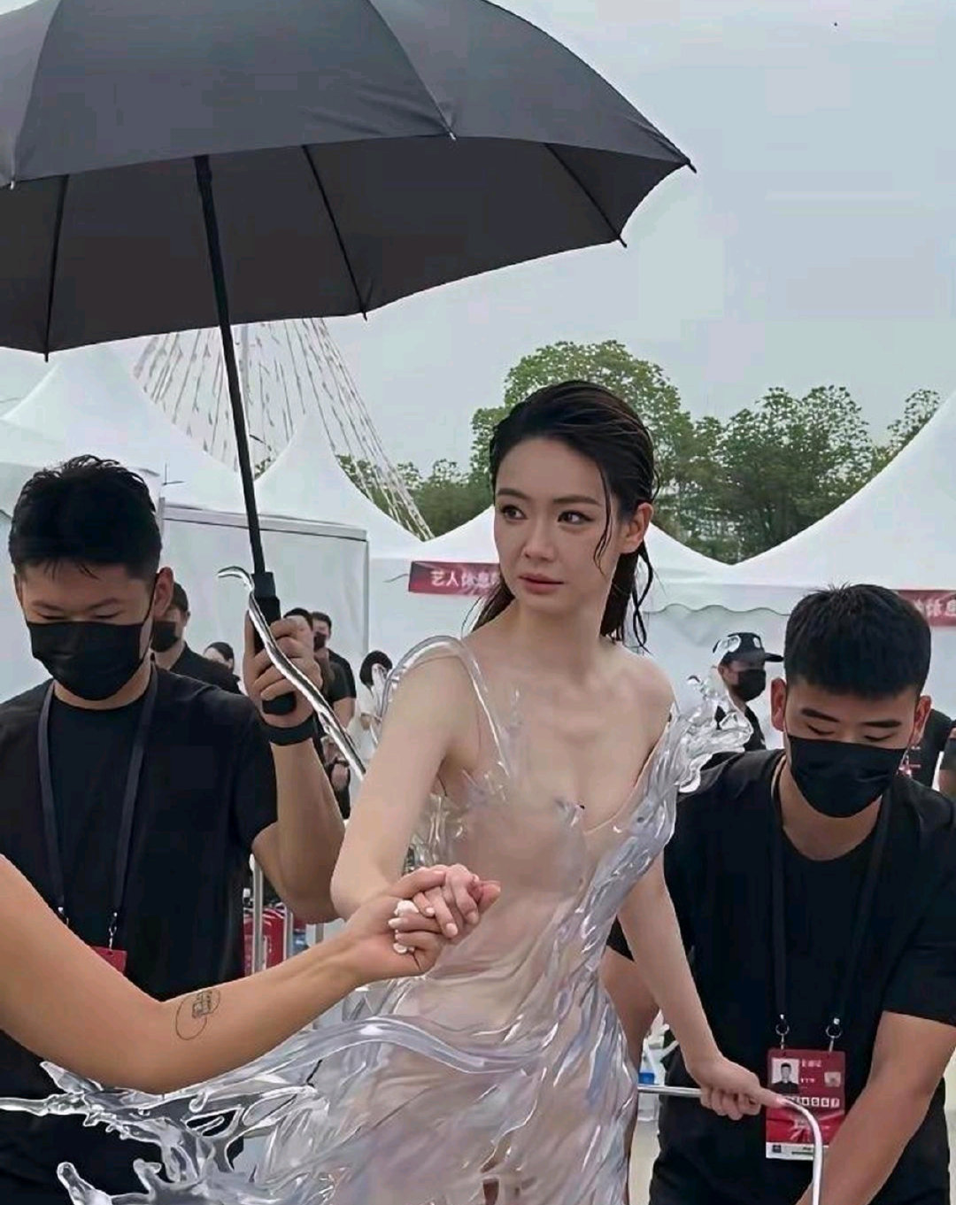 这是3D打印的裙子吗？戚薇也太大胆了，看到成片真的被惊艳到了。​