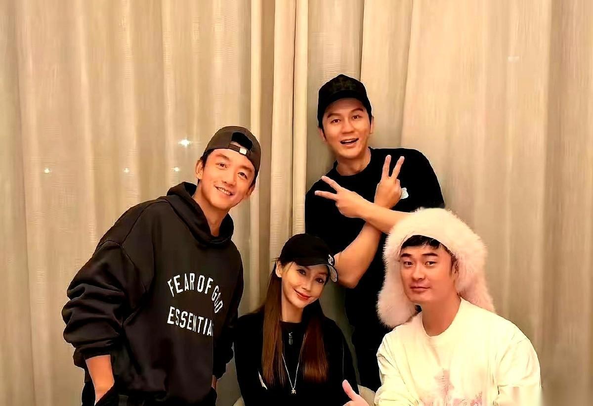 初代跑男，李晨、郑恺、陈赫，还有杨颖，在上海私下聚了一张照片。照片一出，焦点全