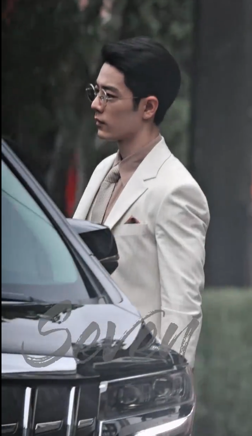 肖战《谍报上不封顶》造型百变，宛如民国时装秀，最爱那抬眸一笑