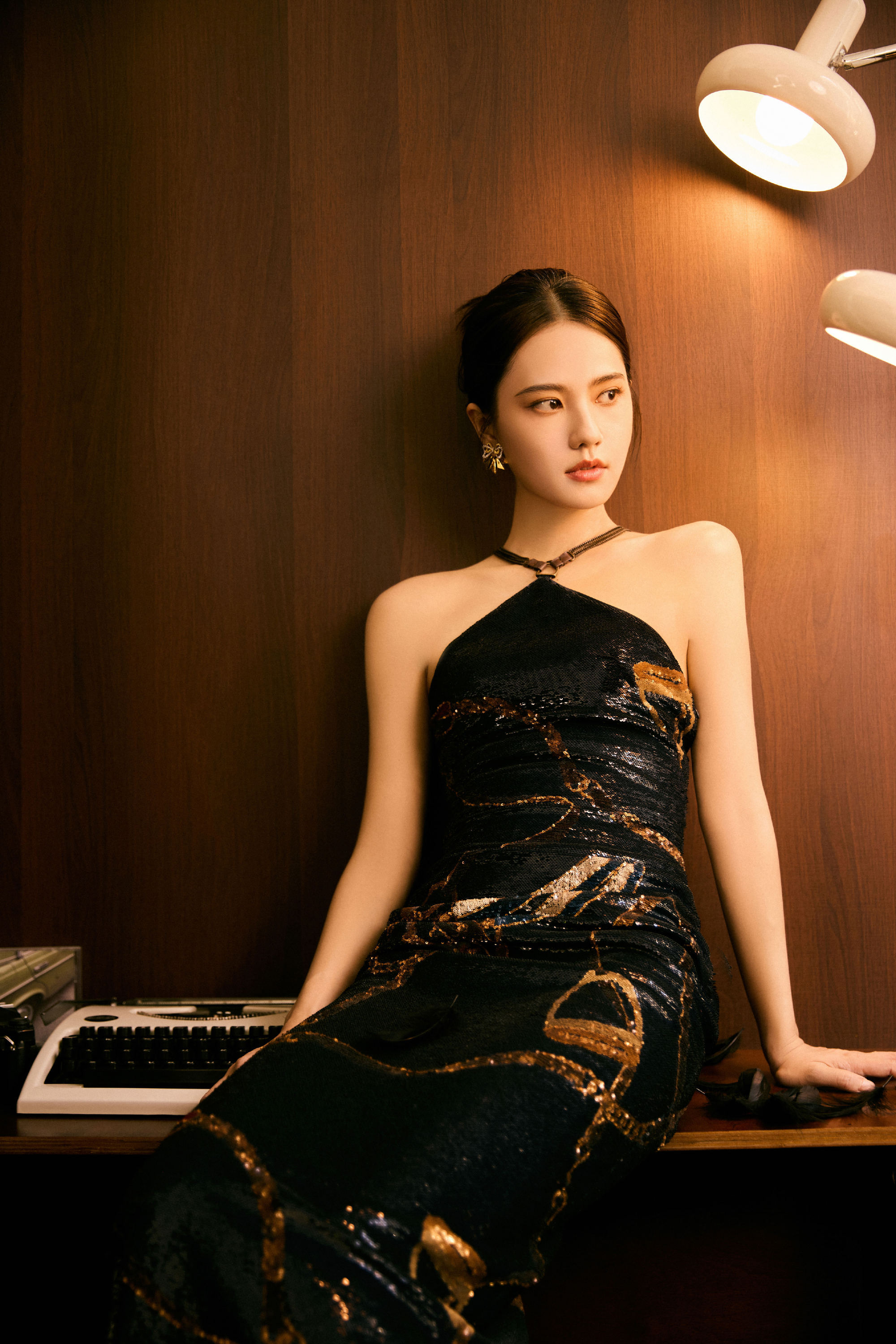 姜珮瑶长春电影节妆造，黑色挂脖长裙，轻羽飞扬流转生姿​​​