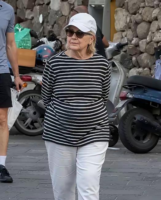 79岁的希拉里，越来越松弛了！条纹体恤、白色裤子，搭配着帽子和墨镜，看起来休闲