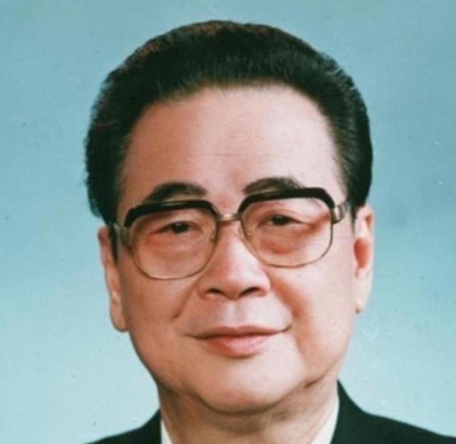 1992年7月，北京城笼罩在盛夏的闷热中。在301医院的特护病房里，88岁的邓颖