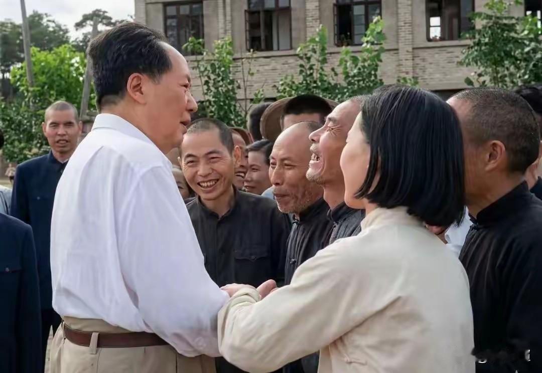 终于见到了毛主席，握着他的手，激动得说不出话，只知道呆呆地笑着。