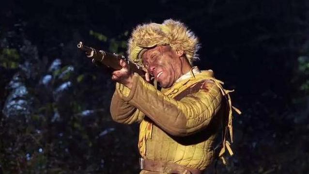 1950年，志愿军炊事班长康庆禄牺牲后，他的机枪还在咆哮，击毙了一大片敌人，美军