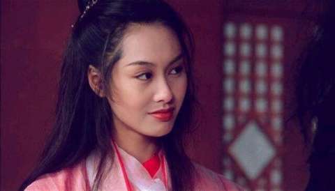 她自己说长得像朱茵, 所以才被周星驰看中