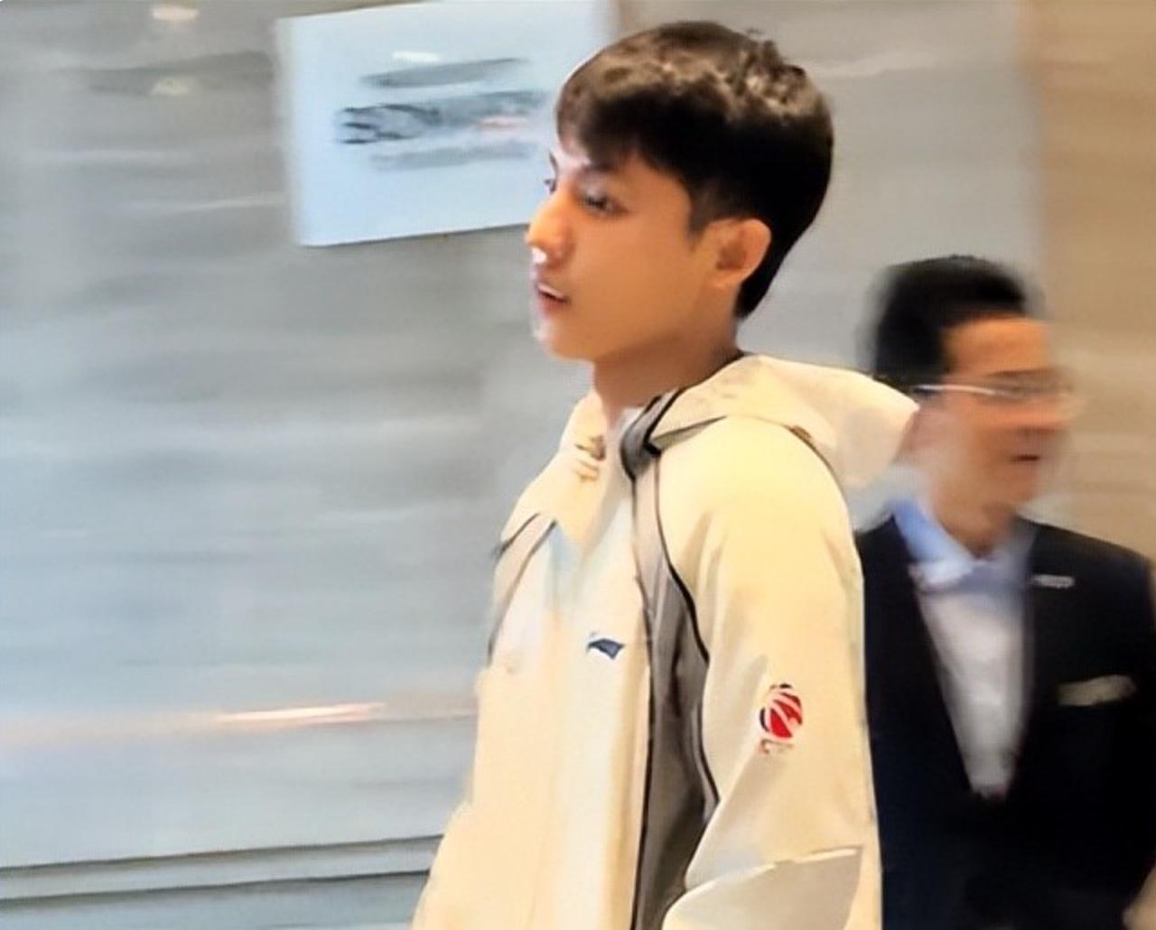 广东队抵达顺德！胡明轩和崔永熙有说有笑，徐杰情绪低落让人没有想到，完整体的广东