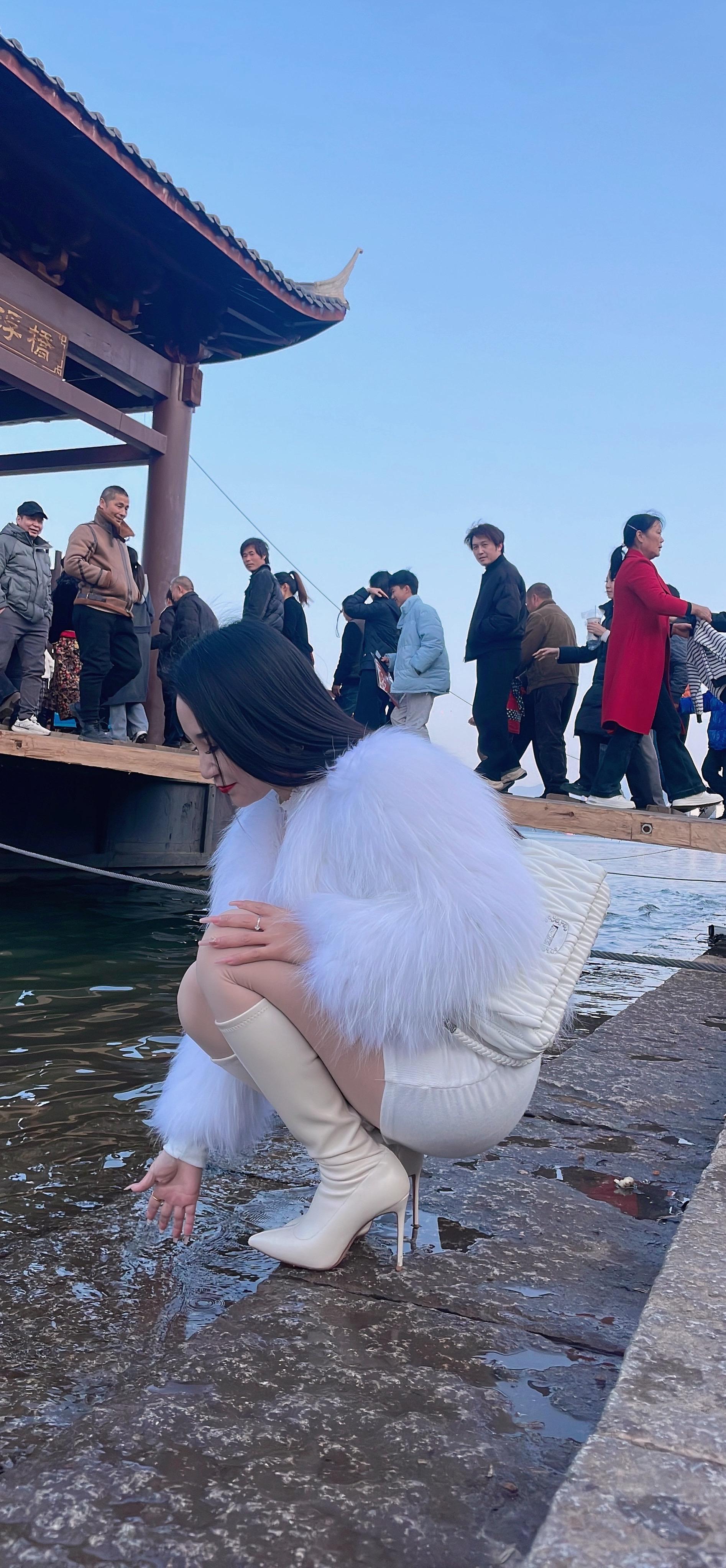 出太阳了，出来玩吧，反正也挣不到钱😅