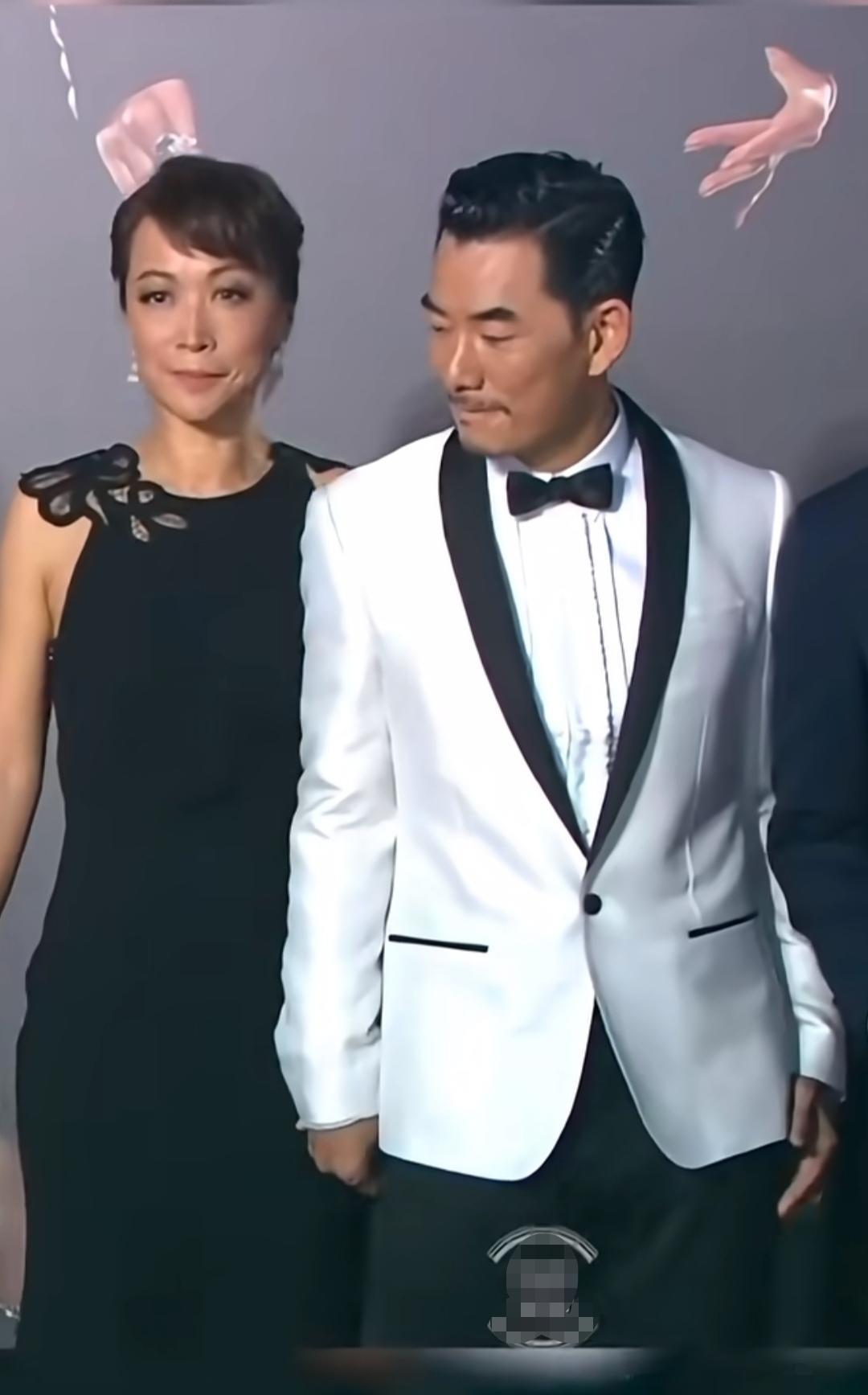 任贤齐老婆，看起来有点拘谨。