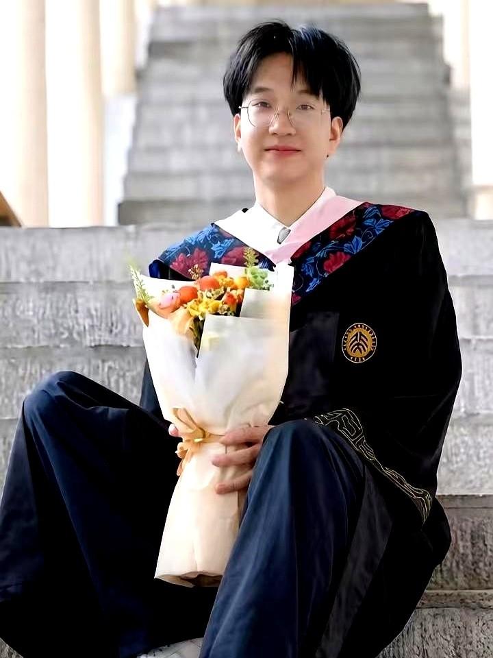 湖北孝感一个农村的孩子考出630分上中国政法大学。他到了北京，看着身边同学和这
