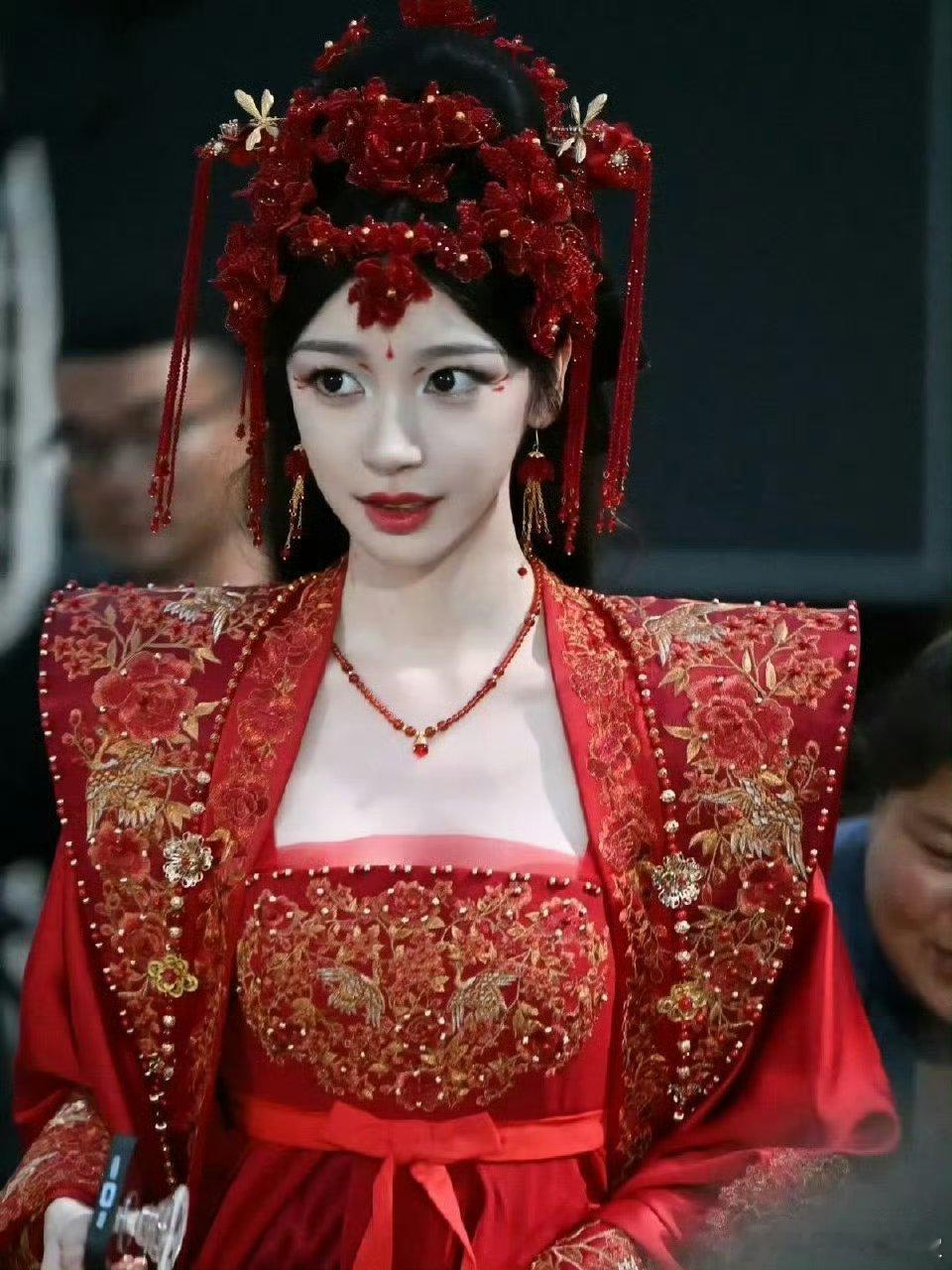 易梦玲《万古最强宗》婚服路透​你别说我还没认出来是她​​​