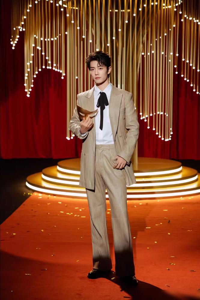 微博之夜把肖战的名牌从沙发上撕下来，塞进缝里，让他干站着。你以为是没座位？