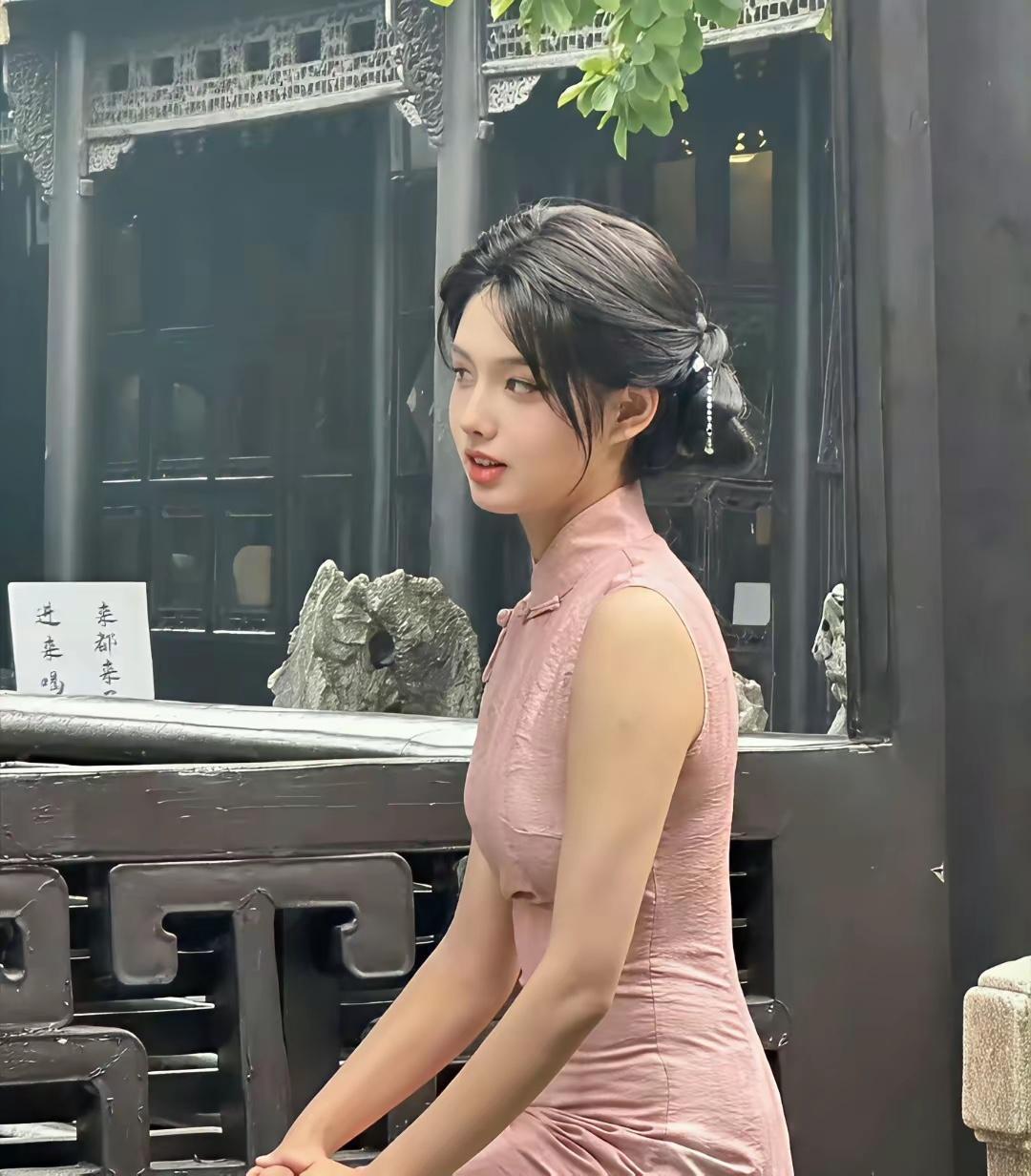 路人原相机抓拍的艾米来了！没有精修滤镜加持，原生样貌一览无余。抛开舞台妆造，大家