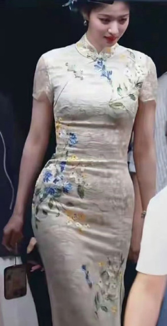 疯了吧，王楚然这么美的身材居然还有网友说她的旗袍装显得她胯大。