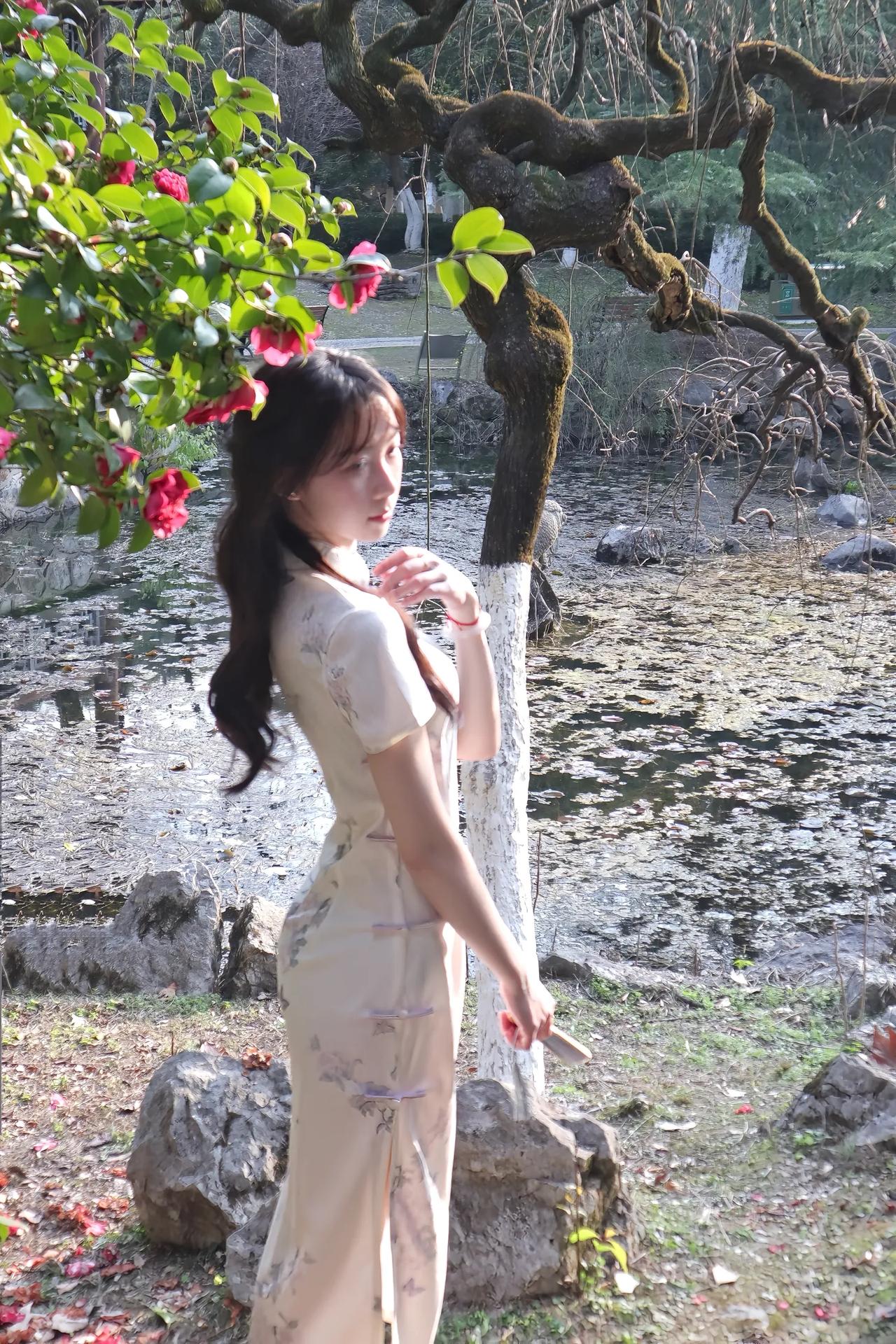 花间人影动，水畔风姿柔。