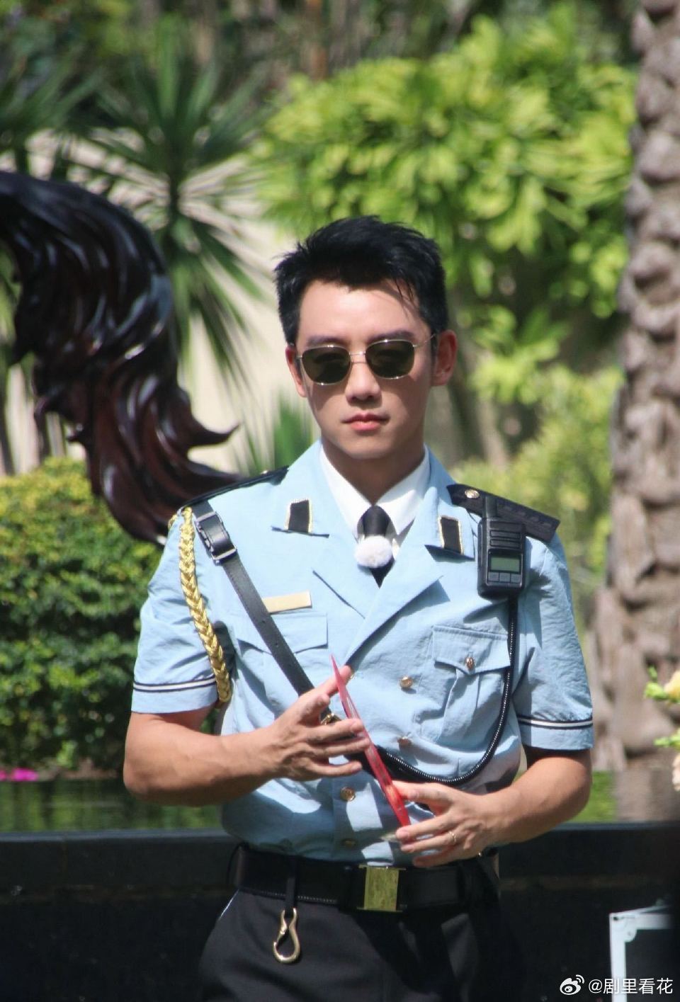 郑恺怎么上跑男当保安了奔跑吧14名场面来袭，郑恺意外当上保安，制服造型帅气又搞