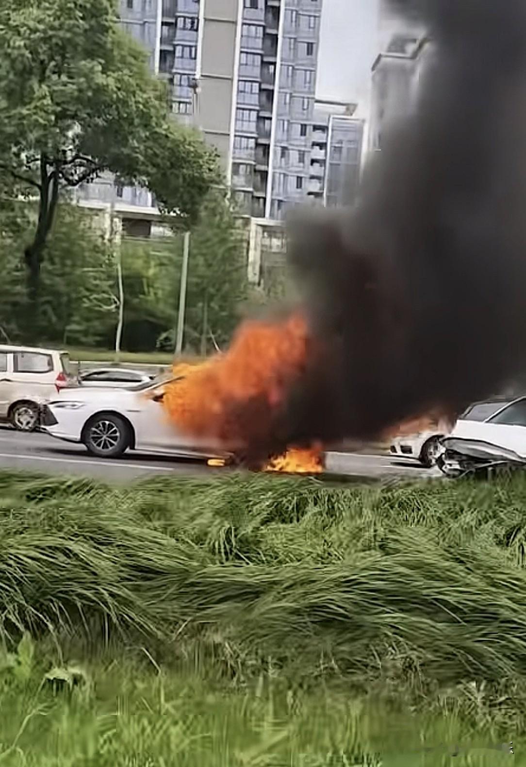 开车真的不能大意！道路危险往往就在眨眼的一瞬间！成都三环路近日发生了极其惊险的一